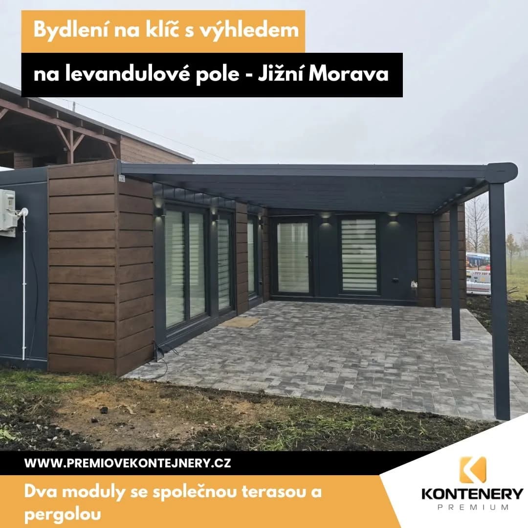 Bydlení s výhledem na levandulové pole (2× 8 × 3,4 m) — Starší realizace z roku 2024 — kompletní řešení na klíč pro rodinu z Jižní Moravy, dva moduly spojené terasou s pergolou